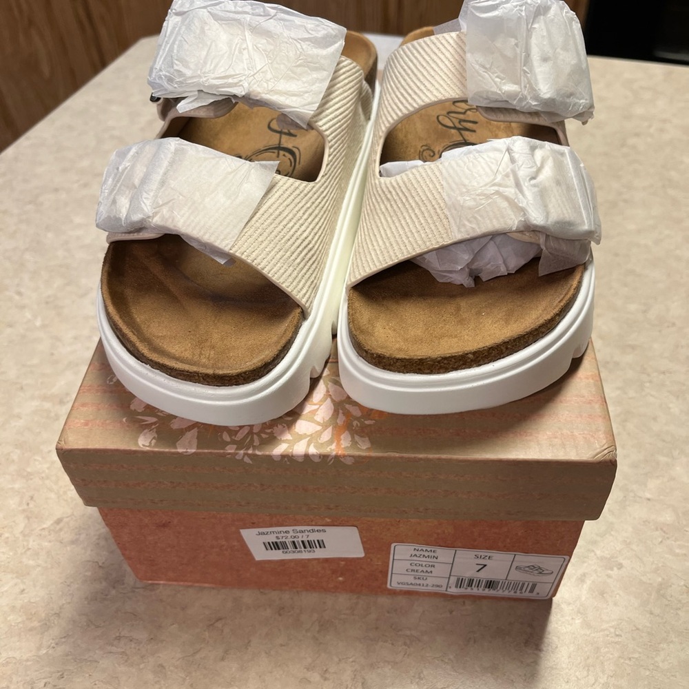 Very G Women's Cream and Tan Sandals